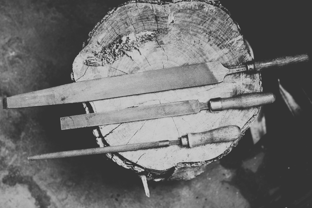 Historische Werkstatt mit Werkzeugen und Metallbearbeitung